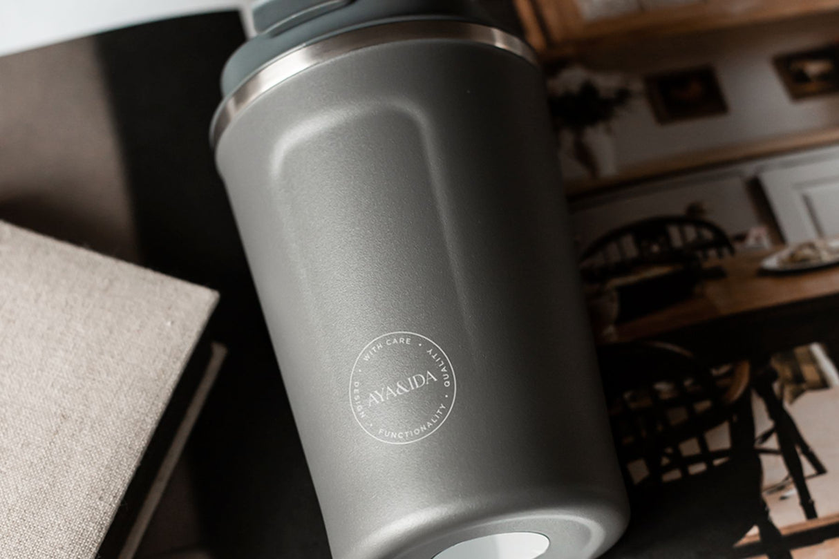 AYA&IDA CUP2GO 380 ml – Dark Grey | Lekkasjesikker termokopp