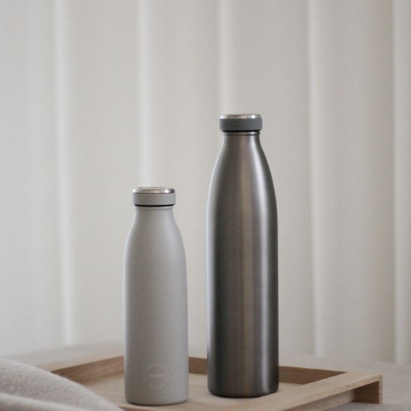 AYA&IDA Drikkeflaske – Cool Grey 1000 ml – robust og elegant termoflaske