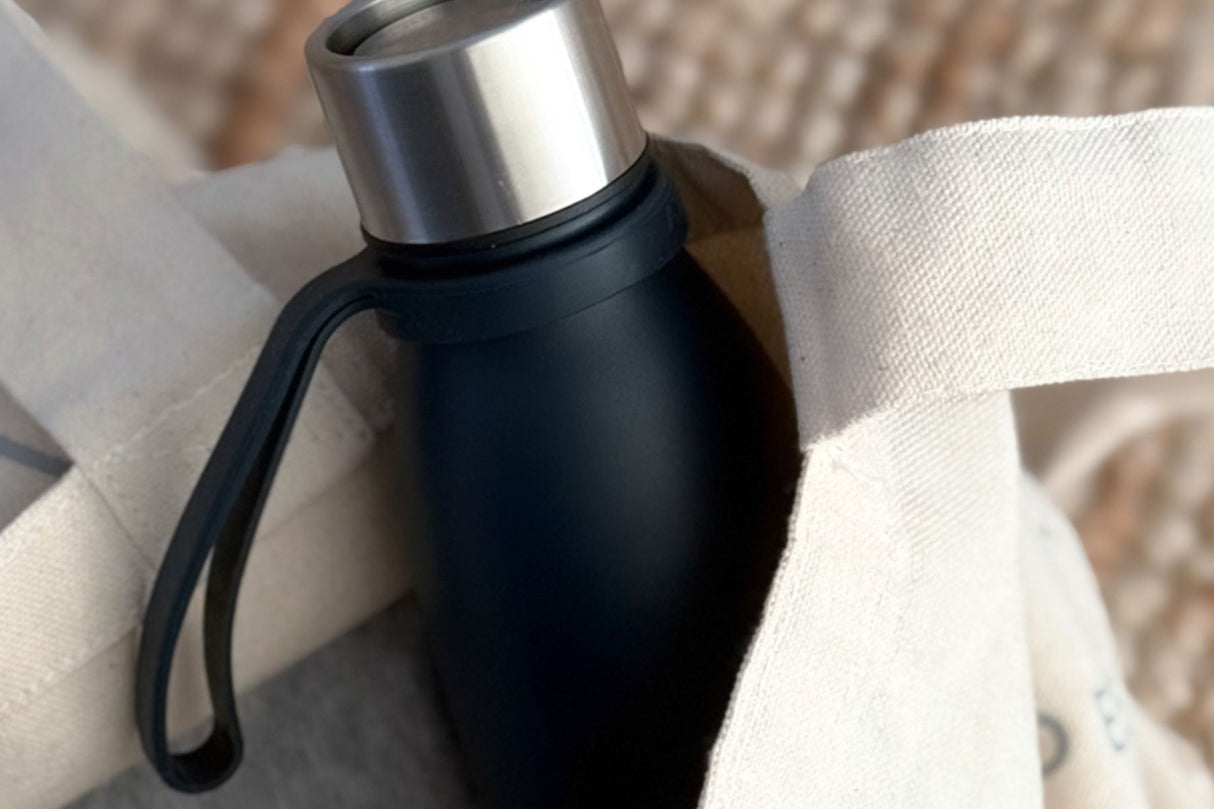 AYA&IDA Flaskehåndtak Marineblå – praktisk og elegant bærehank til drikkeflaske