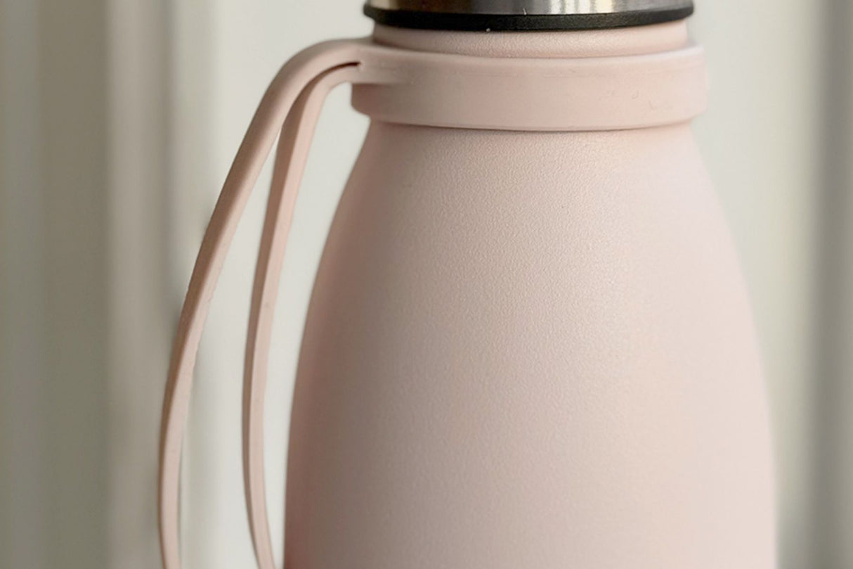 AYA&IDA Flaskehåndtak Soft Rose – praktisk bærehank til drikkeflaske