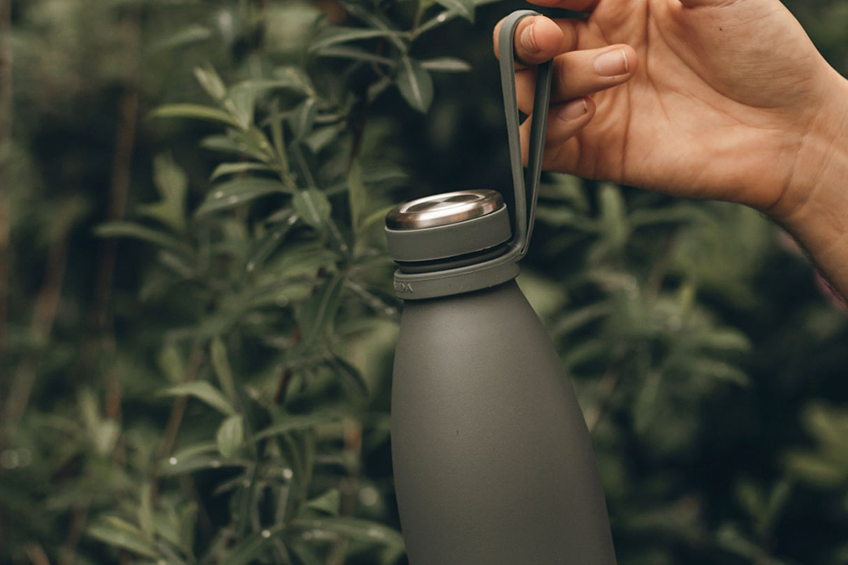 AYA&IDA Flaskehåndtak Tropisk Grønn – frisk og funksjonell bærehank til drikkeflaske