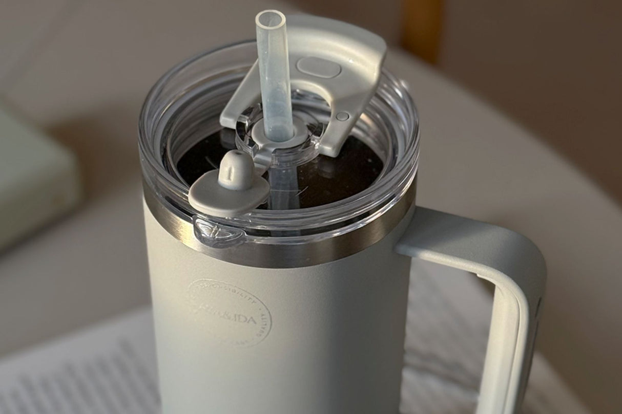AYA&IDA Termokopp med sugerør 885 ml – Lys Grå | Stor og tett termokopp i rustfritt stål