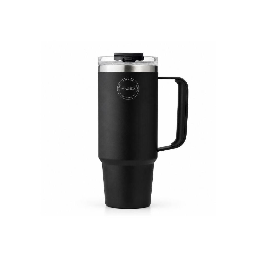 AYA&IDA termokopp med håndtak i matt svart, plassert i koppholderen i en moderne bil – perfekt for kaffe og te på farten.
