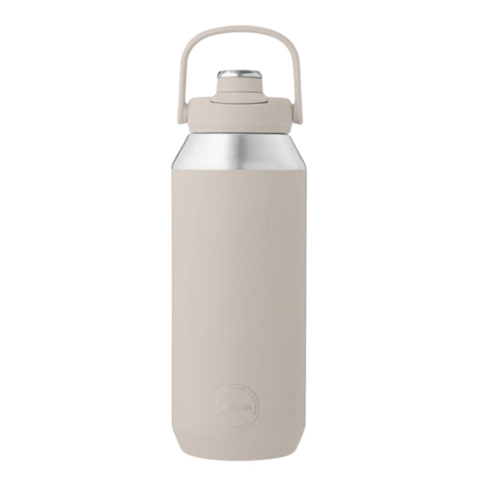 AYA&IDA Sports Bottle 950 ml i Cream Beige med bærehåndtak og skrukork