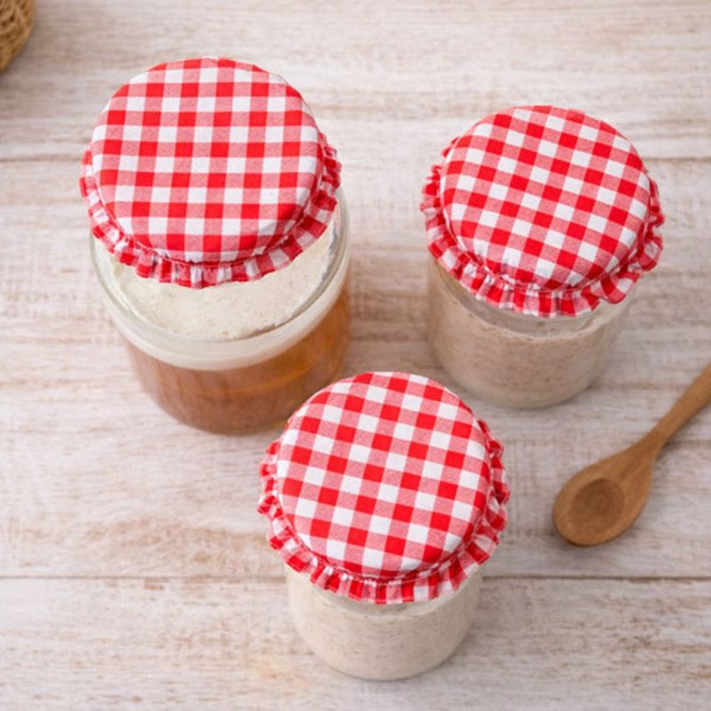 Gjenbrukbart klutedeksel brukt til surdeig på kjøkkenbenk