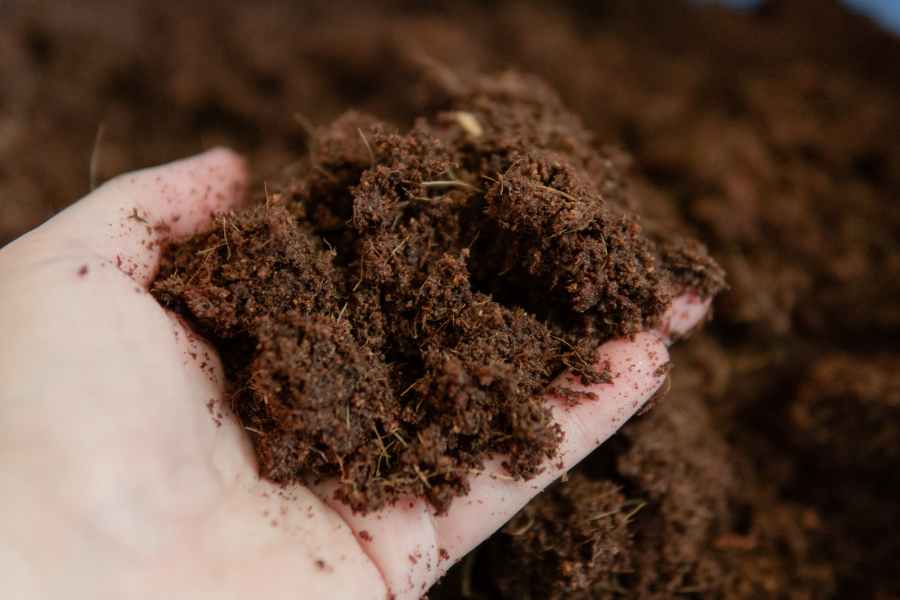 Kokosjord i sekk brukt til såing og planting.