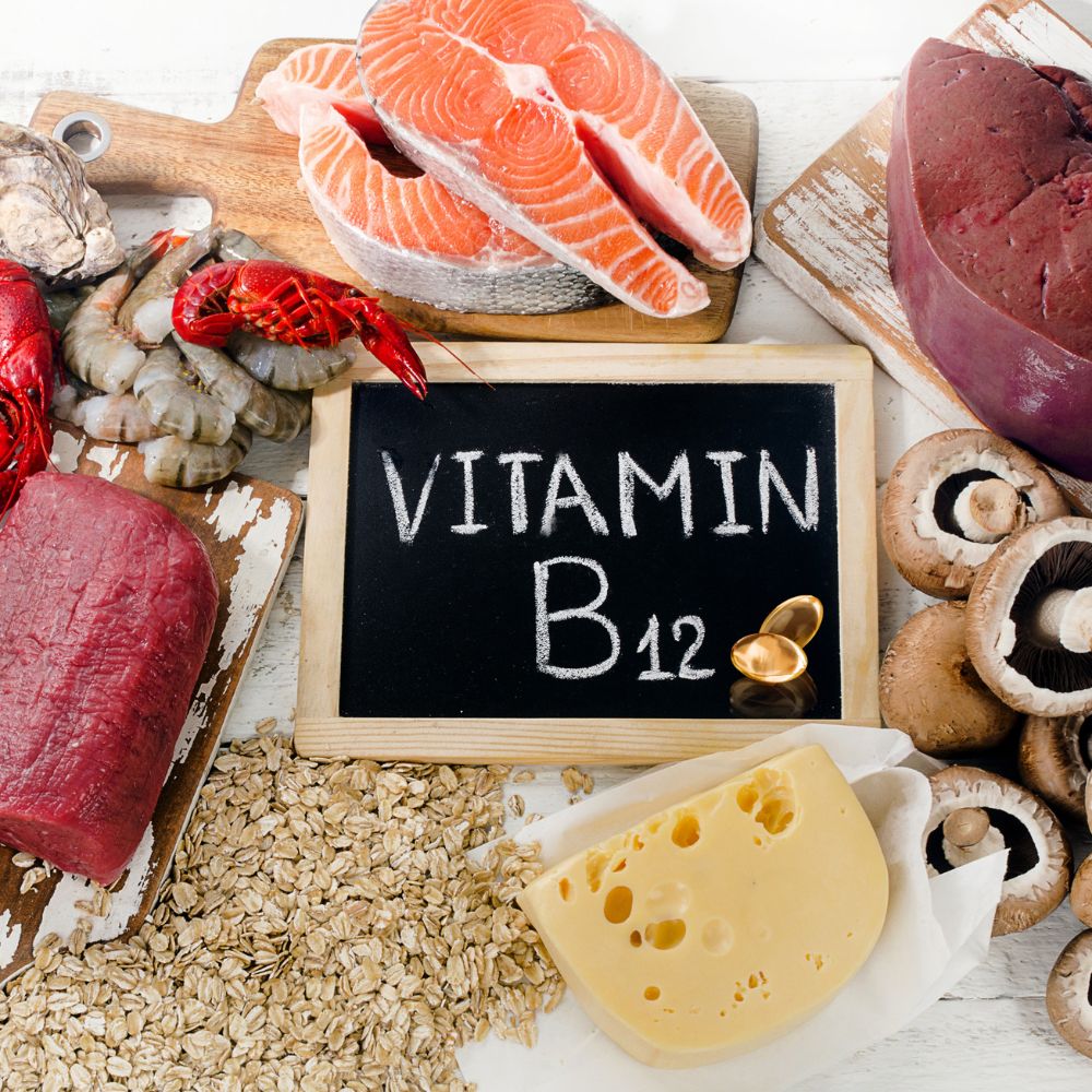 Person som spiser sunn mat med vitamin B12 for å opprettholde god helse, energi og normal blodproduksjon.