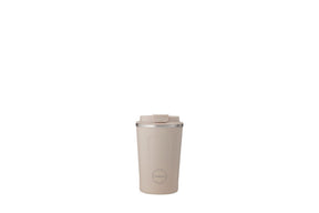 Beige termokopp som er lekkasjesikker og praktisk for varm drikke.