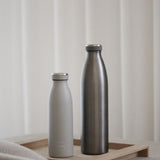 AYA&IDA Drikkeflaske – Cool Grey 1000 ml – robust og elegant termoflaske