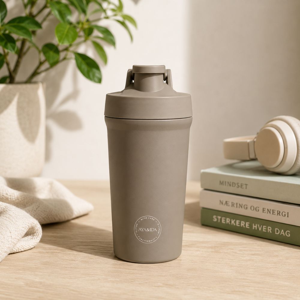 AYA&IDA proteinshaker 750 ml Driftwood i rustfritt stål med mikseball, stor drikkeåpning og praktisk bærehåndtak.