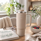 Stor AYA&IDA termokopp 885 ml i beige med håndtak, sugerør og lekkasjesikkert lokk i rustfritt stål.