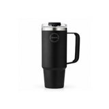 AYA&IDA termokopp med håndtak i matt svart, plassert i koppholderen i en moderne bil – perfekt for kaffe og te på farten.