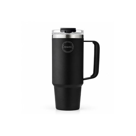 AYA&IDA termokopp med håndtak i matt svart, plassert i koppholderen i en moderne bil – perfekt for kaffe og te på farten.