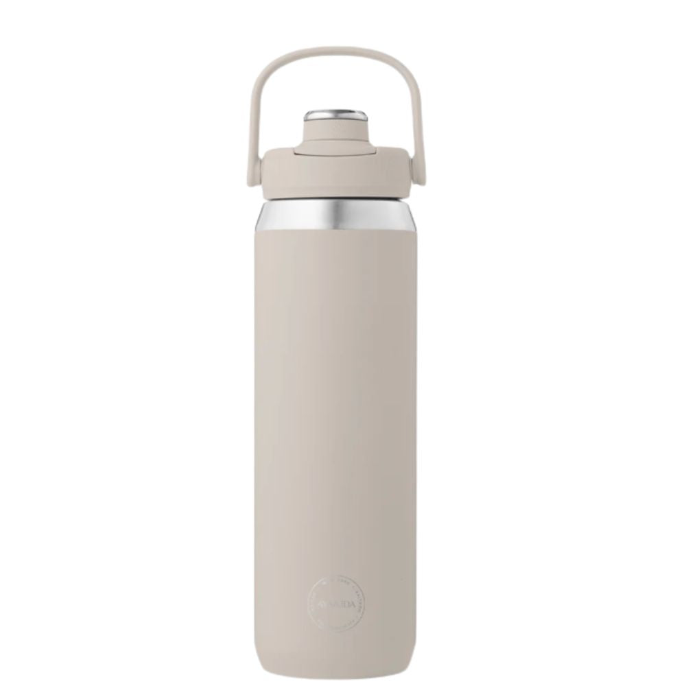 AYA&IDA Sports Bottle 700 ml i Cream Beige med bærehåndtak og skrukork