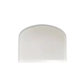 Plastskrape til baking vist med buet kant for deigarbeid.