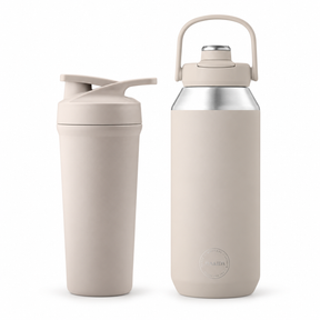 Beige shaker og sportsflaske med bærehåndtak fra AYA&IDA