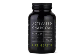 Glass med aktivt kullpulver fra KIKI Health i svart emballasje