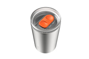 Oransje termokopp i rustfritt stål som holder drikken varm lenge