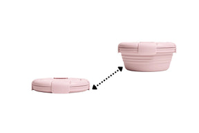 Sammenleggbar gjenbruksbolle i rosa silikon brukt til mat på farten
