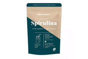 Grønt spirulinapulver i emballasje, brukt i smoothies og næringsrike drikker