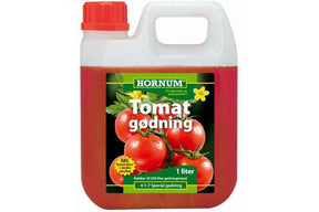 Flytende gjødsel brukt til næring av tomatplanter i potte og bed
