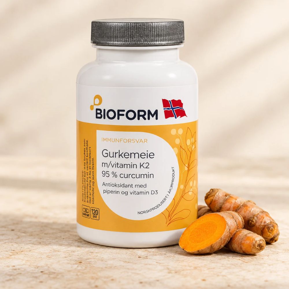 Bioform Gurkemeie med vitamin K2 og D3, avbildet med fersk gurkemeierot på en lys beige bakgrunn.