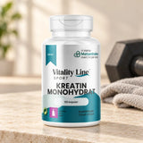Vitality Line Sport Kreatin Monohydrat 120 kapsler på en lys steinbenk med en manual og et håndkle i bakgrunnen.