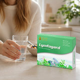 lymogard kosttilskudd med urter og 60 tabletter ved siden av et glass vann under frokosten