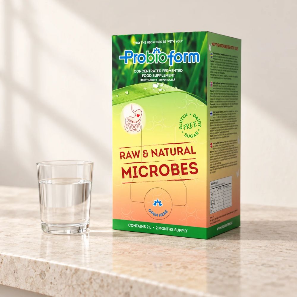 Probioform 2 liter på en lys steinbenk med et glass vann ved siden av.