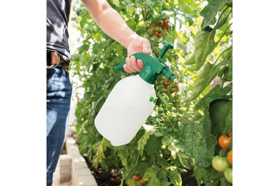 Sprayflaske med pumpe 2 L – Effektiv fuktighet og næringstilførsel